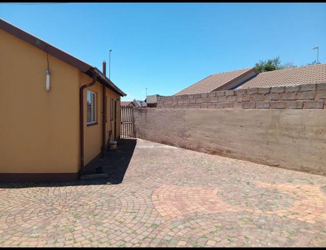 6 BEDROOM TOWNHOUSE FOR SALE IN MARIMBA GARDENS